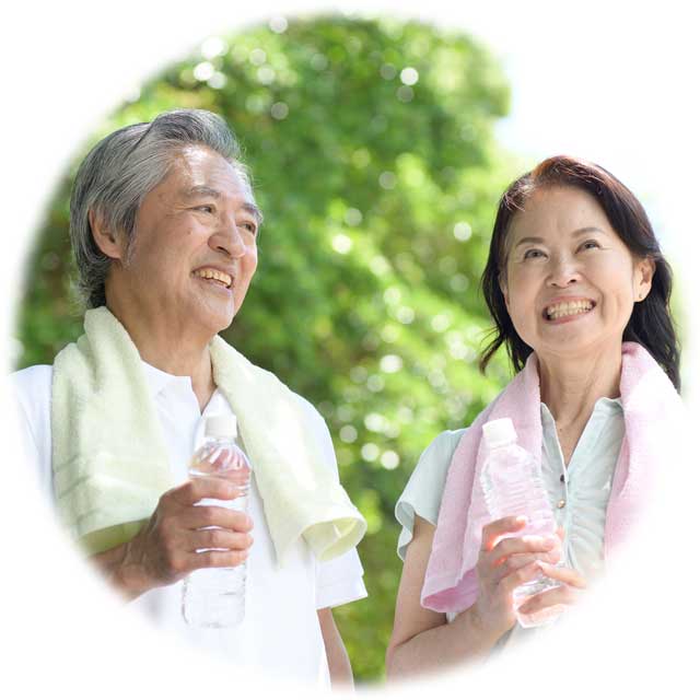 ジョギングする老夫婦